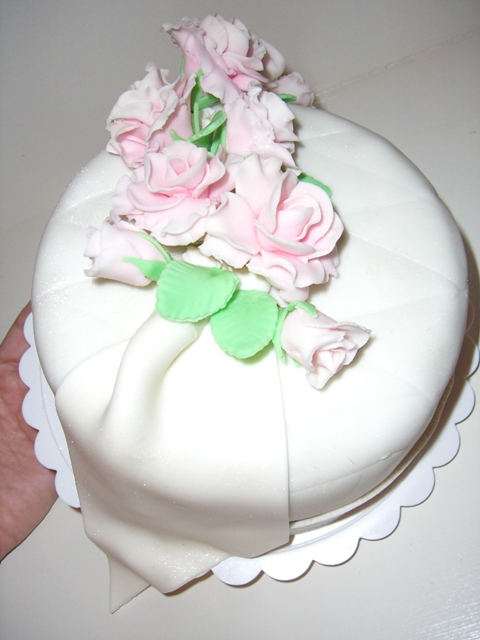 Marshmallow Fondant – Small Round Pillow with Roses Cake